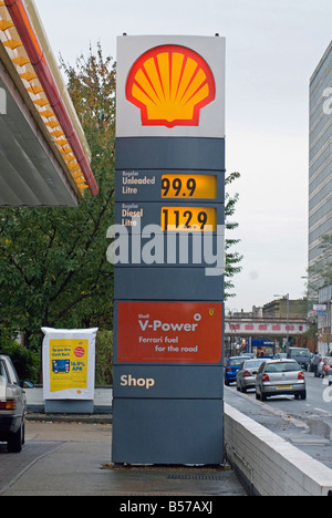 Un distributore di benzina Shell la vendita di benzina a 99,9 pence al litro Foto Stock