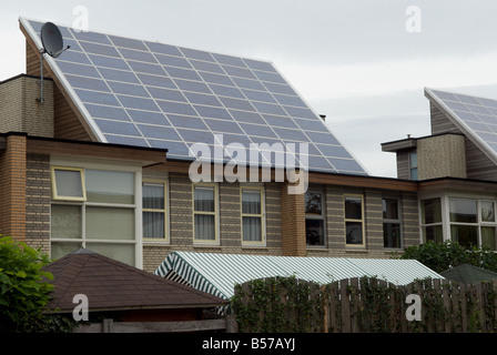 Guscio di pannelli solari montati su case sul più grande del mondo a energia solare alloggiamento station wagon, Nieuwland, Amersfoort, Paesi Bassi. Foto Stock