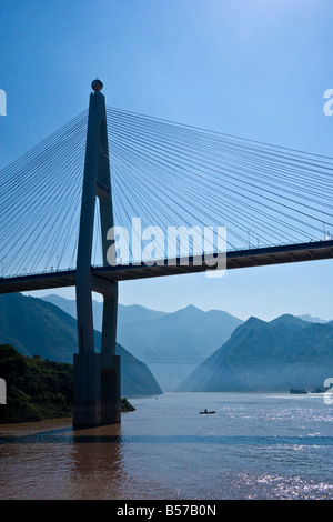 Sospensione ponte sopra il fiume Yangzi a Badong in tre gole area del fiume Yangzi Cina JMH3429 Foto Stock