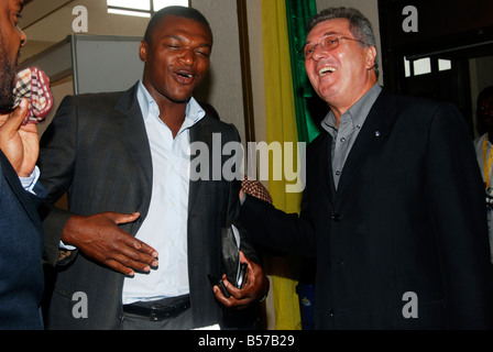 Marcel Desailly, ex Chelsea star e Roger Lemerre, ex nazionale francese di allenatore di calcio la condivisione di uno scherzo in Accra, Foto Stock