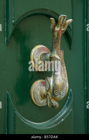 Un 'ottone pesce porta knocker' in Mdina, Malta. Foto Stock