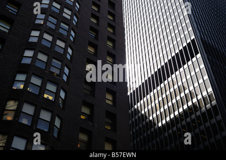 La facciata est della Monadnock Building (sinistra) e Kluczynski Edificio Federale (a destra). Dearborn Street con W. Jackson Blvd. Chicago. Foto Stock