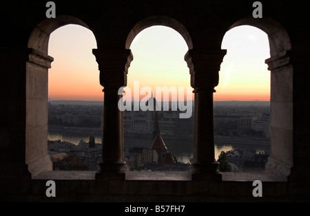 Sunrise, Bastione del Pescatore, Parlamento ungherese edificio, Budapest, Ungheria Foto Stock