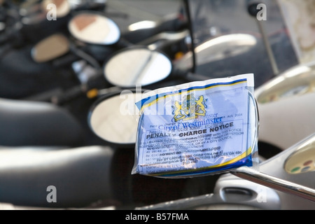 Addebito di penalità Avviso su una moto London REGNO UNITO Foto Stock