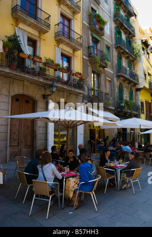 La gente sul terrazzo di un ristorante di tapas a Ribera del distretto centrale di Barcellona Spagna Europa Foto Stock