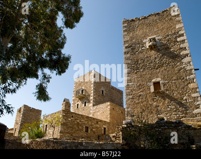 Torre in pietra case del borgo di Vathia nel profondo Mani sud del Peloponneso Grecia Foto Stock