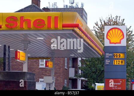 Un distributore di benzina Shell la vendita di benzina a 99,9 pence al litro Foto Stock