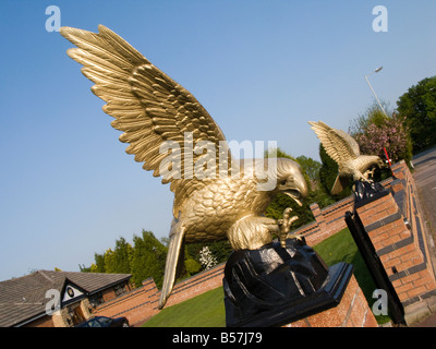 Case del regno Unito kitsch eagle decorazione di gate Foto Stock