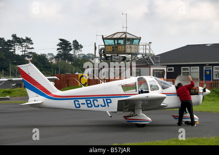 I piloti privati controllare Piper Cherokee prima di andare in volo da Newtonards vicino a Belfast Foto Stock