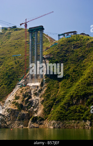 Nuovo ponte di sospensione in costruzione oltre il Fiume Daning vicino Nuovo Wushan in poco Tre Gole del fiume Yangzi Cina JMH3403 Foto Stock