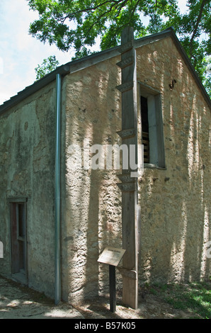 Texas Hill Country Castroville Landmark Inn sito storico dello stato Gristmill legno verticale Medina alluvione del fiume marcatore di livello per anno Foto Stock