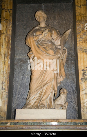 Statua all'interno del Pantheon, Piazza della Rotonda, Roma, Italia Foto Stock