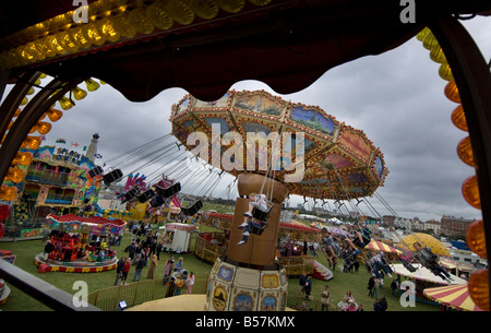 I turisti che si diverte su un chairoplane ride su Southsea Common Portsmouth Regno Unito Foto Stock