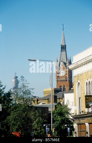 Londra. Post Office Tower e la torre dell orologio della stazione di St Pancras vista da est. Foto Stock