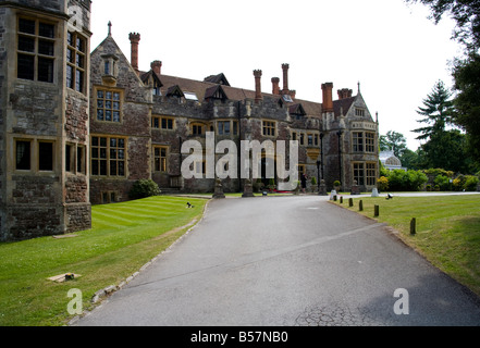 Un Tudor Inglese country house che è stato trasformato in un hotel moderno con un attento restauro dell'esterno. Foto Stock