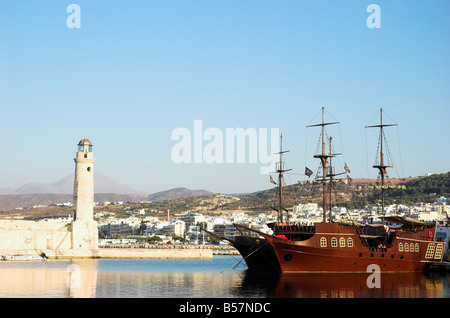La nave dei pirati ormeggiata in porto veneziano in Rethymnon Crete Greece Settembre 2008 Foto Stock