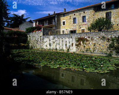 Villaggio francese con case in campagna Foto Stock