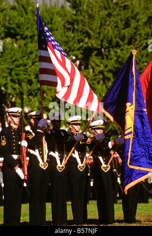 Annapolis Maryland aspiranti guardiamarina presso l'Accademia Navale degli Stati Uniti marzo durante una parata di colori. Foto Stock