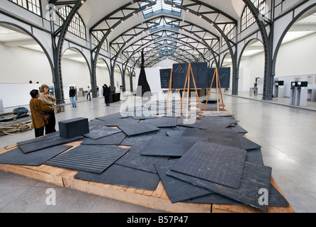 Arte moderna scultura su display a Hamburger Bahnhof art gallery di Berlino Germania 2008 Foto Stock