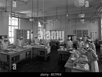 Scienze domestiche di classe per le ragazze negli anni cinquanta in una scuola di Leicester, Inghilterra, c. 1955 Foto Stock