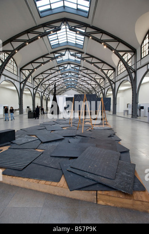 Arte moderna scultura su display a Hamburger Bahnhof art gallery di Berlino Germania 2008 Foto Stock