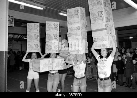 Insolito: giochi sono stati riprodotti per introdurre la nuova borsa blu di sale in Smith Crisps in Covent Garden ieri. I modelli e i membri del Covent Garden di associazione comunitari hanno gareggiato in alcuni concorsi. Gennaio 1975 75-00224-001 Foto Stock