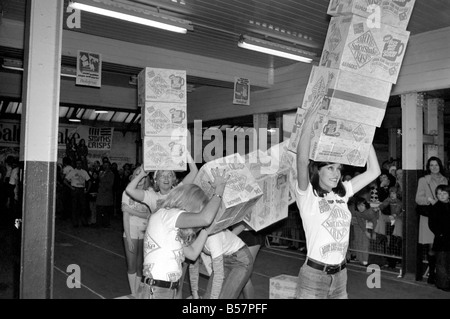 Insolito: giochi sono stati riprodotti per introdurre la nuova borsa blu di sale in Smith Crisps in Covent Garden ieri. I modelli e i membri del Covent Garden di associazione comunitari hanno gareggiato in alcuni concorsi. Gennaio 1975 75-00224-002 Foto Stock