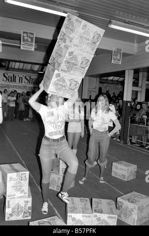 Insolito: giochi sono stati riprodotti per introdurre la nuova borsa blu di sale in Smith Crisps in Covent Garden ieri. I modelli e i membri del Covent Garden di associazione comunitari hanno gareggiato in alcuni concorsi. Gennaio 1975 75-00224-004 Foto Stock