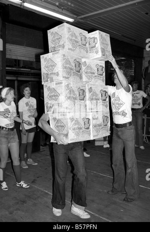 Insolito: giochi sono stati riprodotti per introdurre la nuova borsa blu di sale in Smith Crisps in Covent Garden ieri. I modelli e i membri del Covent Garden di associazione comunitari hanno gareggiato in alcuni concorsi. Gennaio 1975 75-00224-005 Foto Stock