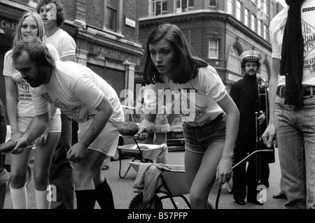 Insolito: giochi sono stati riprodotti per introdurre la nuova borsa blu di sale in Smith Crisps in Covent Garden ieri. I modelli e i membri del Covent Garden di associazione comunitari hanno gareggiato in alcuni concorsi. Gennaio 1975 75-00224-006 Foto Stock