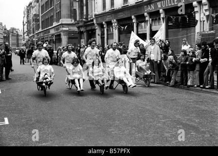 Insolito: giochi sono stati riprodotti per introdurre la nuova borsa blu di sale in Smith Crisps in Covent Garden ieri. I modelli e i membri del Covent Garden di associazione comunitari hanno gareggiato in alcuni concorsi. Gennaio 1975 75-00224 Foto Stock