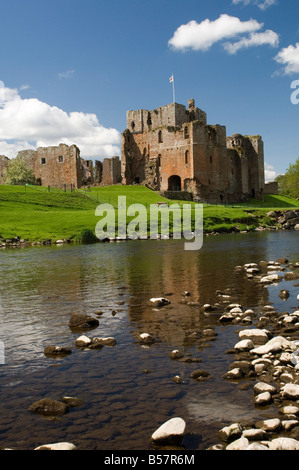 Brougham Castle attraverso il Fiume Eamont, Penrith, Cumbria, England, Regno Unito, Europa Foto Stock