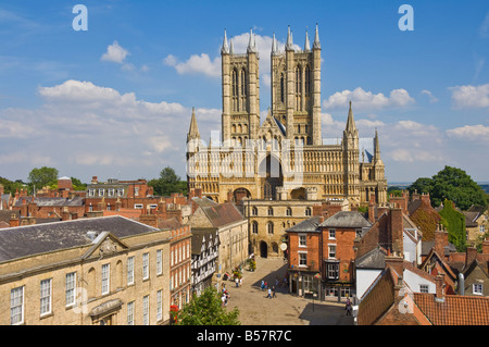 Fronte ovest della Cattedrale di Lincoln e scacchiere Gate, Lincoln, Lincolnshire, England, Regno Unito, Europa Foto Stock