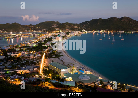 Vista in elevazione su grandi Bay e la capitale olandese di Philipsburg, San Maarten, Antille Olandesi, Isole Sottovento, dei Caraibi Foto Stock