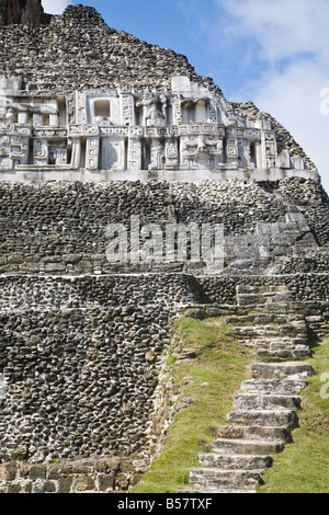 Fregio e passi fino alla 130ft alta El Castillo, sito Maya, Xunantunich, San Ignacio, Belize, America Centrale Foto Stock