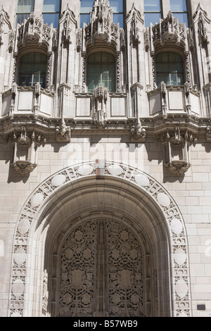 Ornati in stile gotico, ingresso alla Torre di Tribune, Chicago, Illinois, Stati Uniti d'America, America del Nord Foto Stock