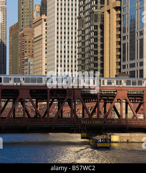 Un treno El sul treno di elevata di attraversamento del sistema Wells Street Bridge, Chicago, Illinois, Stati Uniti d'America Foto Stock