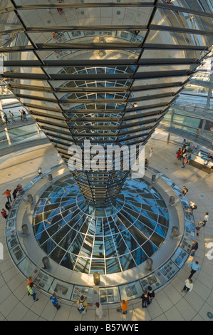 A forma di cono in imbuto la cupola dome, Berlino, Germania Foto Stock