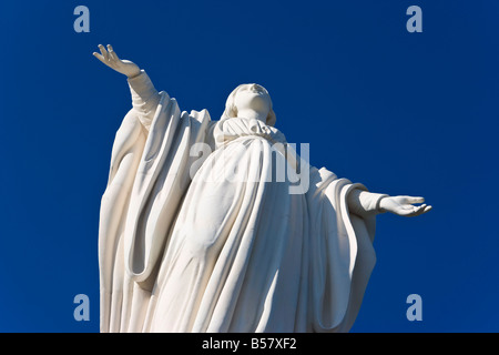 La statua della Vergine Maria al Cerro San Cristobal si affaccia sulla città, Santiago del Cile, Sud America Foto Stock