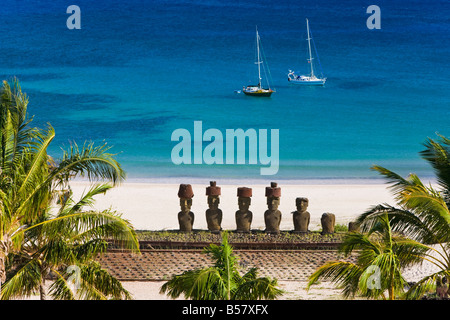 Spiaggia di Anakena, yacht ormeggiati davanti il monolitico gigante di pietra Moai statue di Ahu Nau Nau, Rapa Nui, Cile Foto Stock