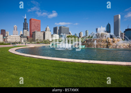 Buckingham Fountain di Grant Park con la Sears Tower e a sud dello skyline di loop al di là, Chicago, Illinois, Stati Uniti d'America Foto Stock