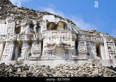 Fregio del 130ft alta El Castillo presso le rovine Maya di Xunantunich, San Ignacio, Belize, America Centrale Foto Stock