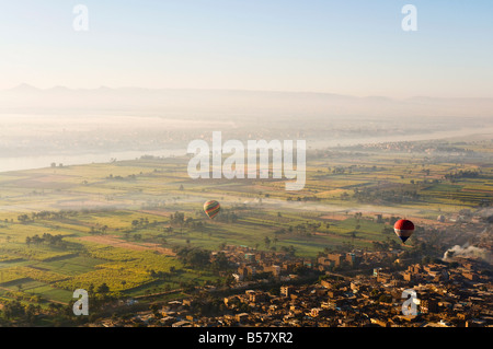 I palloni ad aria calda sulla Sponda Ovest (Tebe occidentale), Tebe, Egitto, Africa Settentrionale, Africa Foto Stock