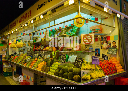 Prodotti freschi in stallo al mercato La Boqueria a Barcellona Spagna Europa Foto Stock