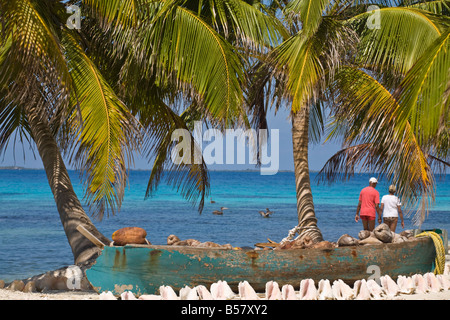 I serbatoi di fronte canoa riempito con gusci di noce di cocco ridere Bird Caye Belize America Centrale Foto Stock