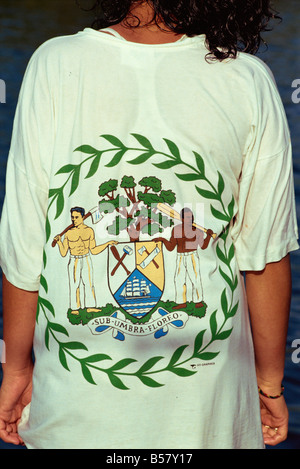 Bandiera nazionale sulla ragazza in T-shirt, Orange Walk, Belize, America Centrale Foto Stock