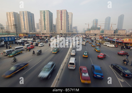Il traffico nel CBD business district, area Guomao, Pechino, Cina e Asia Foto Stock