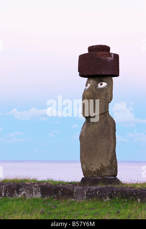 Ahu Ko Te Riku, il solo topknotted e eyeballed Moai dell'isola, Rapa Nui (l'Isola di Pasqua), Cile Foto Stock