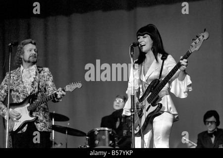 Rock and Roll funzione. Da sinistra a destra Chas McDevin e Shirley Douglas durante le loro prestazioni. Gennaio 1975 75-00249-013 Foto Stock