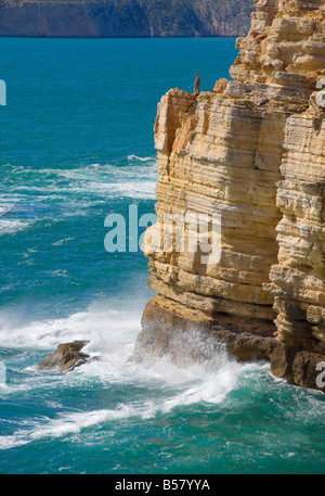 Pescatore sul bordo della scogliera pesca sul Capo San Vincenzo penisola, Sagres Algarve, Europa Foto Stock